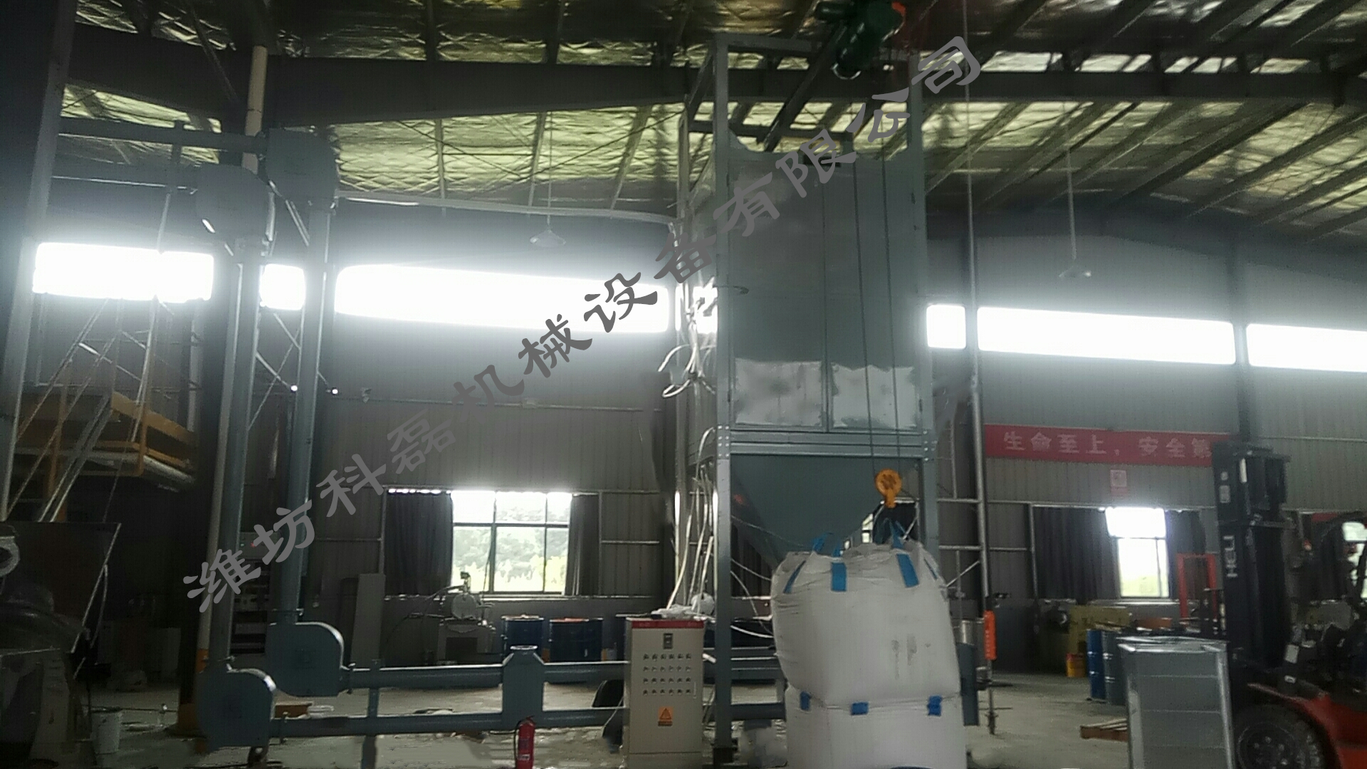 科磊管鏈輸送機(jī)噸袋拆包機(jī)使用現(xiàn)場(chǎng)實(shí)拍 第4張